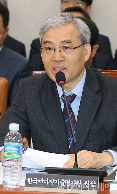 0일 서울 여의도 국회에서 열린 산업통상자원중소벤처기업위원회의 대한무역투자진흥공사, 한국무역보험공사, 한국산업단지공단, 한국산업기술진흥원 등의 국정감사에서 임춘택 한국에너지기술평가원 원장이 답변하고 있다. 2019.10.10./사진=뉴시스