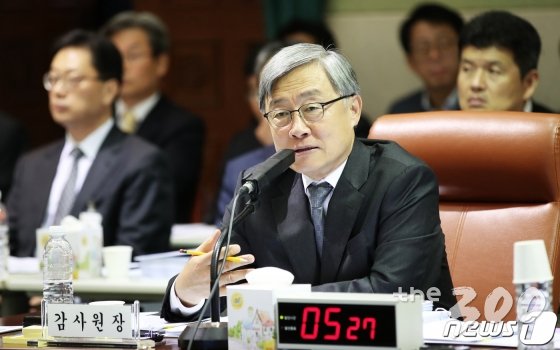 최재형 감사원장이 10일 오전 서울 종로구 감사원에서 열린 법제사법위원회의 감사원에 대한 국정감사에서 의원들의 질의에 답하고 있다. /사진=뉴스1