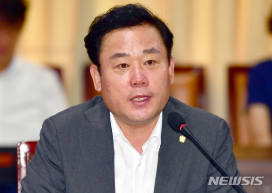【광주=뉴시스】류형근 기자 = 20일 오전 광주 서구 광주시청 3층 중회의실에서 '제5기 노사민정협의회 2019년 출범회의'가 열린 가운데 송갑석 국회의원이 인사말을 하고 있다. 2019.08.20. hgryu77@newsis.com
