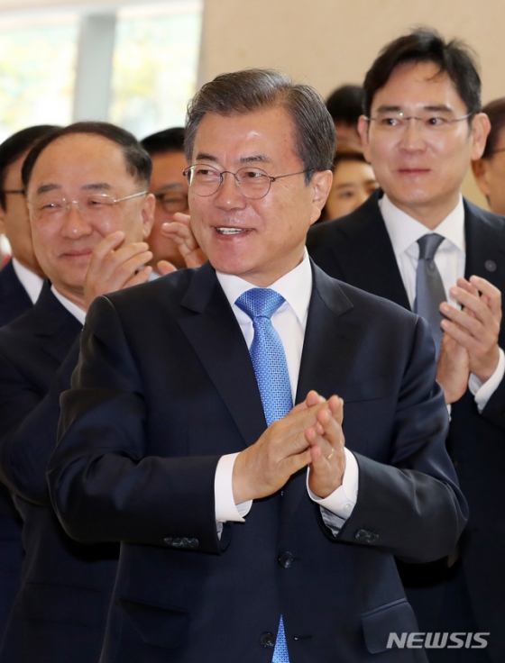 문재인 대통령이 10일 충남 아산시 탕정 삼성디스플레이 사업장에서 열린 신규투자 및 상생협력 협약식에 참석, 차세대 디스플레이 더월(The Wall)을 통해 직원들의 환영인사를 보며 박수를 치고 있다. 오른쪽은 이재용 삼성전자 부회장. 2019.10.10.【아산=뉴시스】 박영태 기자 = since1999@newsis.com