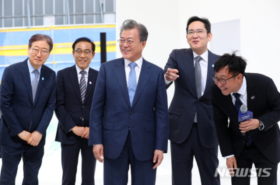 【화성=뉴시스】전신 기자 = 문재인 대통령과 이재용 삼성전자 부회장이 30일 경기도 화성 삼성전자 DSR에서 열린 시스템반도체 비전 선포식을 마친 후 EUV동 건설현장을 시찰하고 있다. 2019.04.30. photo1006@newsis.com