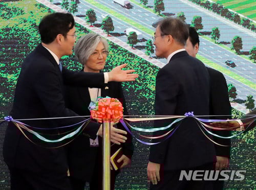 【뉴델리(인도)=뉴시스】박진희 기자 = 문재인 대통령과 나렌드라 모디(Narendra Modi) 인도 총리가 9일(현지시간) 인도 뉴델리 인근 노이다 공단에서 개최된‘ 삼성전자 제2공장 준공식'에 참석하여 이재용 삼성전자 부회장에게 안내를 받고 있다. 2018.07.09. pak7130@newsis.com <저작권자ⓒ 공감언론 뉴시스통신사. 무단전재-재배포 금지.>