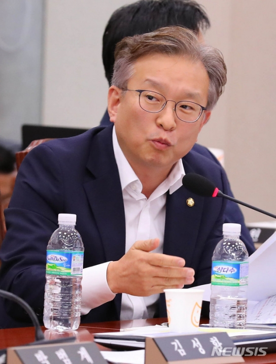 【서울=뉴시스】 장세영 기자 = 권칠승 더불어민주당 의원이 7일 오후 열린 국회 산업통상자원중소벤처기업위원회의 산업통상자원부 에너지분야 국정감사에서 질의 하고 있다. 2019.10.07. photothink@newsis.com