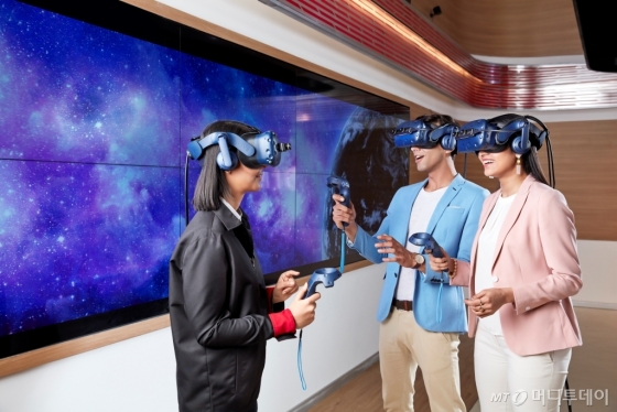비트360 델리에서 MR 기기(Mixed Reality, 혼합 현실)를 체험하고 있는 모습. /사진제공=기아차