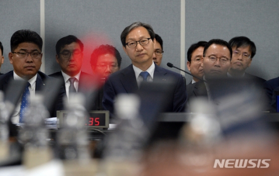 【전주=뉴시스】 김얼 기자= 2019년도 보건복지위원회의 국민연금공단 국정감사가 10일 전북 전주시 국민연금공단에서 실시된 가운데 김성주 국민연금공단 이사장이 질의를 듣고 있다. 2019.10.10. pmkeul@newsis.com