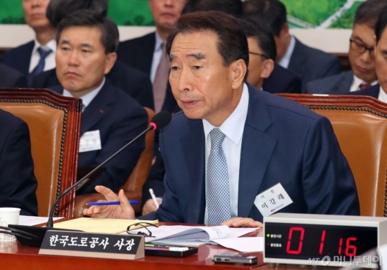 이강래 한국도로공사장이 10일 서울 여의도 국회에서 열린 국토위 국정감사에서 의원질의에 답변을 하고 있다. /사진제공=뉴스1