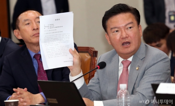 민경욱 자유한국당 의원이 10일 오전 서울 국회 국토교통위원회 한국도로공사와 한국교통안전공단 국정감사에서 참석해 이강래 한국도로공사 사장에게 질의를 하고 있다. <br>/사진제공=뉴시스