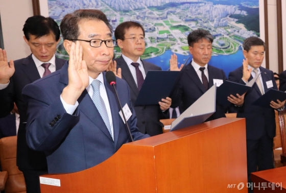 이강래 한국도로공사 사장이 10일 오전 서울 국회 국토교통위원회 한국도로공사와 한국교통안전공단 국정감사에서 참석해 선서를 하고 있다. /사진제공=뉴시스
