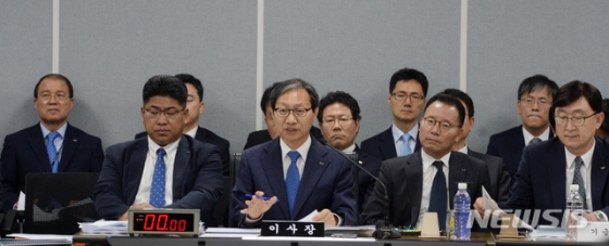 【전주=뉴시스】 김얼 기자= 2019년도 보건복지위원회의 국민연금공단 국정감사가 10일 전북 전주시 국민연금공단에서 실시된 가운데 김성주 국민연금공단 이사장이 질의에 답변하고 있다. 2019.10.10. pmkeul@newsis.com