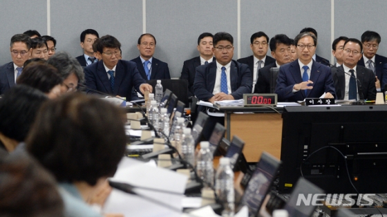 【전주=뉴시스】 김얼 기자= 2019년도 보건복지위원회의 국민연금공단 국정감사가 10일 전북 전주시 국민연금공단에서 실시된 가운데 김성주 국민연금공단 이사장이 질의에 답변하고 있다. 2019.10.10. pmkeul@newsis.com
