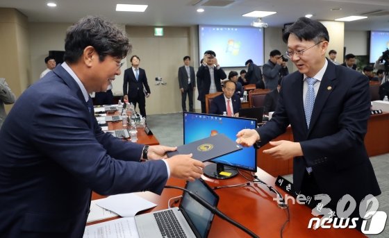 (세종=뉴스1) 장수영 기자 = 김현준 국세청장이 10일 정부세종2청사 국세청에서 열린 국회 기획재정위원회의 국세청에 대한 국정감사에서 증인선서를 한 뒤 이춘석 위원장에게 증인선서문을 전달하고 있다. 2019.10.10/뉴스1
