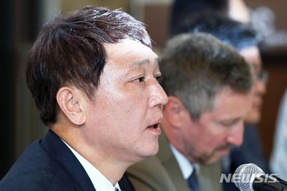【서울=뉴시스】 이윤청 기자 = 최재성 일본경제침략대책특별위원회 위원장이 25일 서울 중구 프레스센터에서 열린 외신기자간담회에서 발언하고 있다. 더불어민주당 일본경제침략대책특별위원회는 이날 일본의 수출규제의 부당성을 알리고 국제사회의 지지를 당부했다. 2019.07.25. radiohead@newsis.com