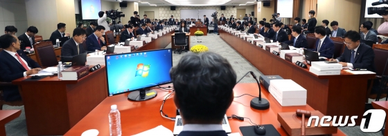 (세종=뉴스1) 장수영 기자 = 10일 정부세종2청사 국세청에서 열린 국회 기획재정위원회의 국세청에 대한 국정감사가 진행되고 있다. 2019.10.10/뉴스1