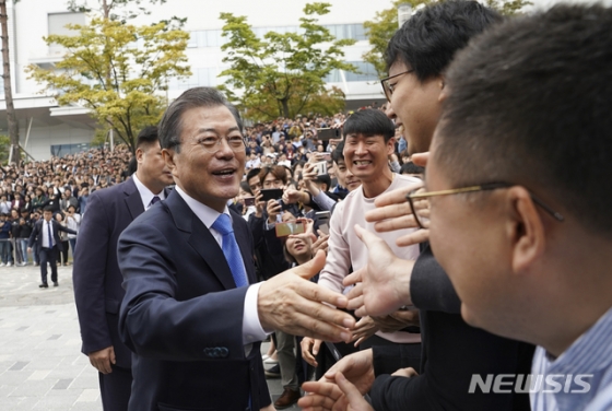 문재인 대통령이 10일 오전 충남 아산시 삼성디스플레이 아산공장을 방문해 직원들과 인사하고 있다. 2019.10.10.【아산=뉴시스】 박영태 기자 = since1999@newsis.com