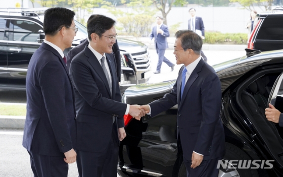 【아산=뉴시스】 박영태 기자 = 문재인 대통령이 10일 오전 충남 아산시 삼성디스플레이 아산공장을 방문해 이재용 삼성전자 부회장과 악수하고 있다. 2019.10.10. since1999@newsis.com