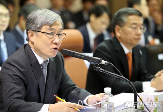 【서울=뉴시스】박주성 기자 = 10일 오전 서울 종로구 감사원에서 열린 국회 법제사법위원회 감사원 국정감사에서 최재형 감사원장이 의원들의 질의에 답하고 있다. 2019.10.10 . park7691@newsis.com