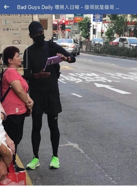 지난 4일 홍콩 도심에서 시민들에 의해 포착된 유명배우 주윤발. © 뉴스1
