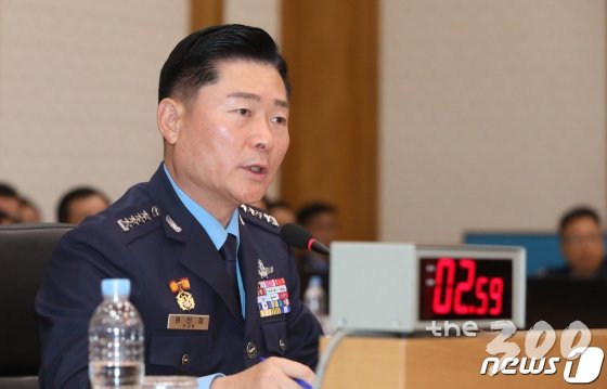 (계룡=뉴스1) 주기철 기자 = 원인철 공군참모총장이 10일 충남 계룡대에서 열린 국회 국방위원회의 공군본부 국정감사에서 의원질의에 답변을 하고 있다. 2019.10.10/뉴스1