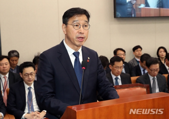 【서울=뉴시스】박영태 기자 = 12일 오후 서울 영등포구 여의도 국회에서 열린 산업통상자원중소벤처기업위원회 전체회의에서 위성곤 더불어민주당 의원이 법안심사 결과를 설명하고 있다. 2019.03.12. since1999@newsis.com