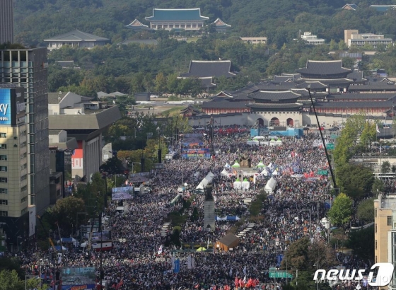 (서울=뉴스1) 구윤성 기자 = 9일 오후 범국민투쟁운동본부 등 보수단체가 주최한 조국 법무부 장관 사퇴 촉구 집회에서 참가자들이 서울 세종로 광화문광장 일대를 가득 메우고 있다. 2019.10.9/뉴스1 <저작권자 © 뉴스1코리아, 무단전재 및 재배포 금지>