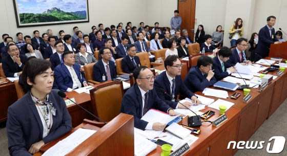 11일 국회 본청에서 열린 환경노동위원회의 서울지방고용노동청 등 6개 기관에 대한 국정감사에서 각 지방노동청장 및 증인 등이 질의를 경청하고 있다. / 사진제공=뉴스1