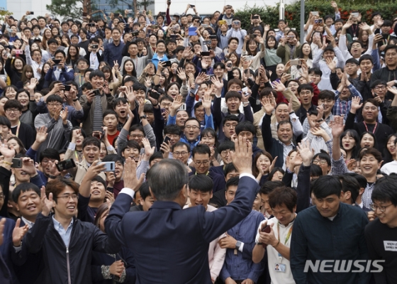 문재인 대통령이 10일 오전 충남 아산시 삼성디스플레이 아산공장을 방문해 직원들과 인사하고 있다. 2019.10.10. 【아산=뉴시스】 박영태 기자 =   since1999@newsis.com