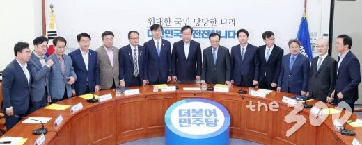 13일 오후 서울 영등포구 여의도 국회 당 대표실에서 열린 검찰개혁 고위 당정협의회에서 참석자들이 기념촬영 하고 있다.  왼쪽 일곱번째부터 조국 법무부 장관, 이낙연 총리, 더불어민주당 이해찬 대표, 이인영 원내대표, 김상조 청와대 정책실장, 강기정 청와대 정무수석, 김조원 청와대 민정수석. / 사진=김창현기자