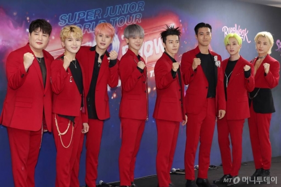 그룹 슈퍼주니어가 13일 오후 서울 송파구 올림픽공원 KSPO DOME에서 진행된 정규 9집 앨범 발매 및 단독 콘서트 '슈퍼쇼 8' 기자회견에 참석해 포즈를 취하고 있다. / 사진=김휘선 기자 hwijpg@