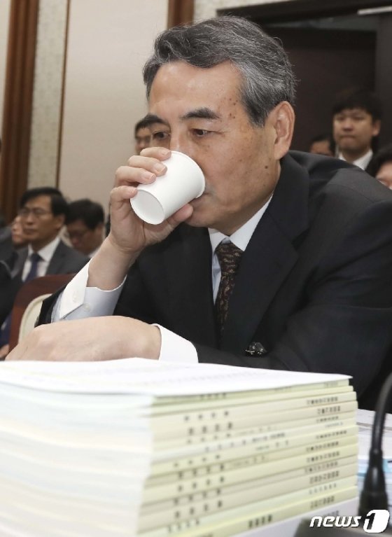 [사진] [국감] 물 마시는 민중기 서울지방법원장