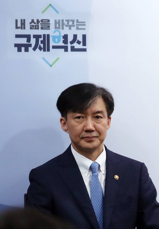 조국 법무부 장관이 14일 오전 과천 정부청사 법무부 브리핑실에서 검찰 특별수사부 축소와 관련한 구체적인 검찰개혁안 발표를 마친 뒤 질의응답 준비를 하고 있다. / 사진=과천(경기)=김휘선 기자 hwijpg@