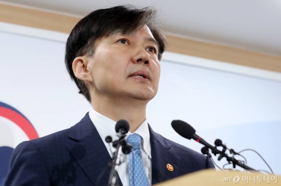 조국 법무부 장관이 14일 오전 과천 정부청사 법무부 브리핑실에서 검찰 특별수사부 축소와 관련한 구체적인 검찰개혁안을 발표하고 있다. / 사진=김휘선 기자 hwijpg@