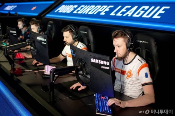 지난달 6일부터 20일까지 독일 베를린에서 열리는 'PUBG2019 배틀그라운드 토너먼트 대회'에서 240Hz 주사율을 지원하는 삼성전자 커브드 게이밍 모니터 'CRG5'가 공식 모니터로 선정됐다. 선수들이 CRG5 모니터를 활용해 게임을 하고 있다/사진제공=삼성전자