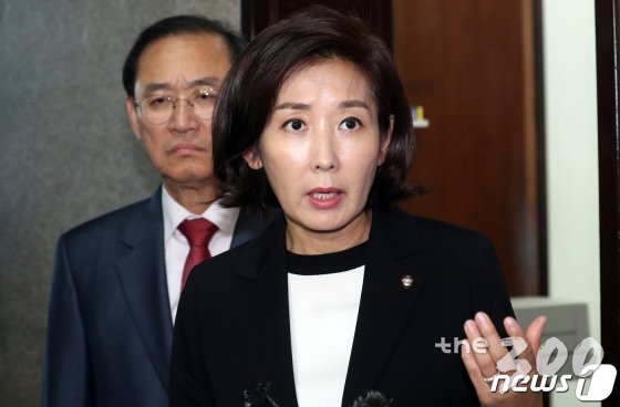 (서울=뉴스1) 김명섭 기자 = 나경원 자유한국당 원내대표가 14일 서울 여의도 국회에서 조국 법무부 장관 사퇴 관련 입장을 밝히고 있다. 2019.10.14/뉴스1