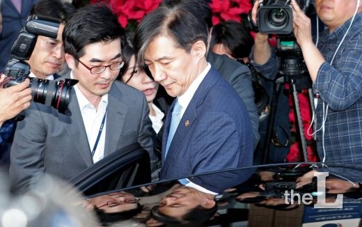 사의를 표명한 조국 법무부 장관이 14일 오후 경기 과천 법무부 청사에서 입장을 밝힌 뒤 차량에 탑승하고 있다. / 사진=김창현 기자 chmt@