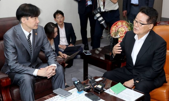조국 법무부 장관이 19일 오전 서울 여의도 국회를 방문해 대안정치연대 박지원 의원을 예방하고 있다. / 사진=홍봉진 기자 honggga@