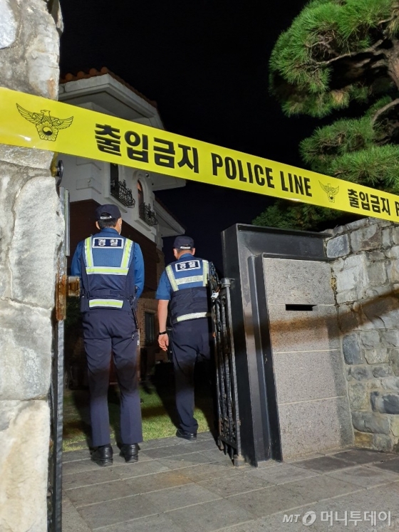 오후 7시40분 경기도 성남시 수정구 심곡동 가수 겸 배우 설리(본명 최진리·25) 자택 현관에 폴리스라인이 쳐졌다. /사진=정경훈 기자