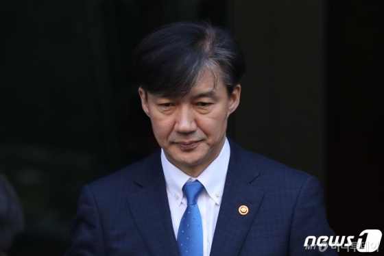 조국 법무부장관이 휴일인 지난 13일 서울 방배동 자택을 나서고 있다./사진=뉴스1