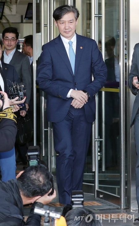사의를 표명한 조국 법무부 장관이 14일 오후 경기 과천 법무부 청사를 나서고 있다./사진=김창현 기자