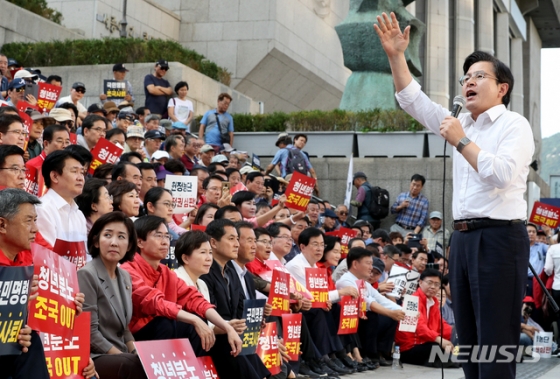 자유한국당 황교안 대표가 9월15일 오후 서울 종로구 세종문화회관 앞에서 열린 '헌정유린, 위선자 조국 사퇴 국민서명운동 광화문본부' 개소식에 참석해 규탄 발언을 하고 있다 /사진=뉴시스