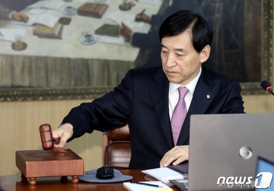 (서울=뉴스1) 허경 기자 = 이주열 한국은행 총재가 16일 오전 서울 중구 한국은행에서 열린 금융통화위원회 회의에 참석해 의사봉을 두드리고 있다. 2019.10.16/뉴스1 <저작권자 © 뉴스1코리아, 무단전재 및 재배포 금지>