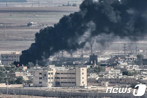 (제일란프나르 AFP=뉴스1) 우동명 기자 = 지난 13일(현지시간) 터키군의 시리아 북동부 지역 쿠르드족에 대한 공격으로 국경도시 라스 알-아인에서 연기가 솟아오르고 있다. © AFP=뉴스1 <저작권자 © 뉴스1코리아, 무단전재 및 재배포 금지>