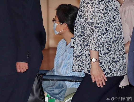 서울구치소에 수감 중인 박근혜 전 대통령이 어깨 수술 및 치료를 받기 위해 16일 오전 서울 서초구 가톨릭대학교 서울성모병원에 들어서고 있다. / 사진=김창현 기자 chmt@