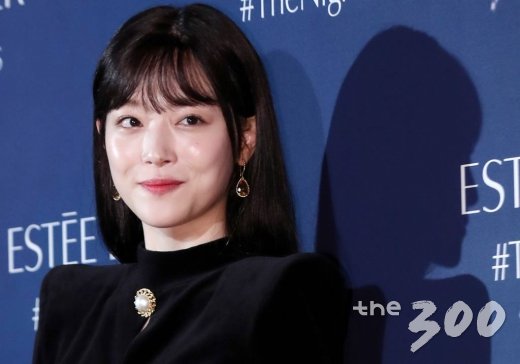 배우 설리가 13일 오후 서울 중구 신라호텔에서 진행된 뷰티 브랜드 신제품 론칭 기념 포토월에 참석해 포즈를 취하고 있다. / 사진=김휘선 기자 hwijpg@