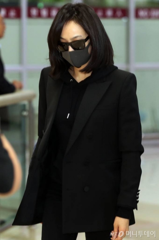그룹 f(x)(에프엑스) 출신 빅토리아가 故 설리의 마지막 가는길을 배웅하기 위해 16일 오후 서울 강서구 김포국제공항을 통해 입국하고 있다. / 사진=임성균 기자 tjdrbs23@