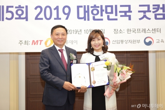 이수민 한국센서연구소 대표(사진 오른쪽)가 '서비스혁신대상'을 수상하고 윤병훈 머니투데이 전무와 기념촬영을 하고 있다/사진=중기협력팀 오지훈 기자