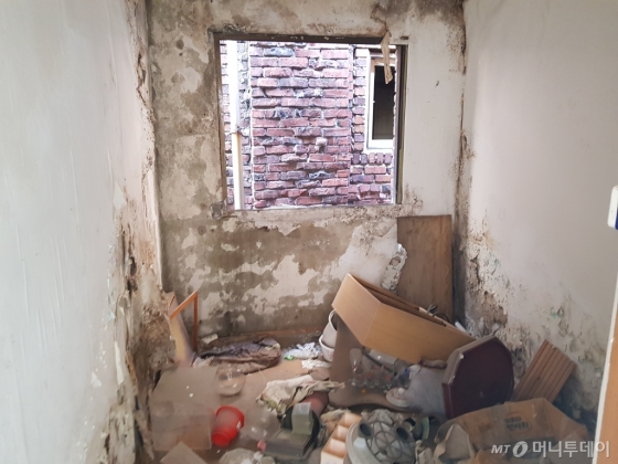 청량리620 역사생활문화공간 보존 구역 내 건물 내부 모습. 버려진 쓰레기로 가득차있고 악취도 심한 상태다. /사진=유엄식 기자