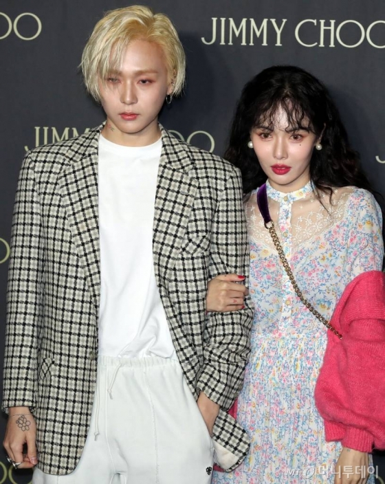 가수 이던-현아 커플이 지난해 11월29일 서울 강남구 논현동 SJ 쿤스트할레에서 열린 럭셔리 액세서리 브랜드 ‘지미추(JIMMY CHOO)’ 2019 크루즈 컬렉션 신상품인 다이아몬드 스니커즈 런칭 이벤트에 참석해 포토타임을 갖고 있다./사진=임성균 기자