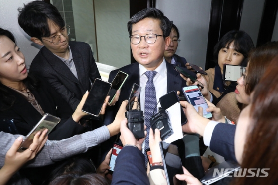 【서울=뉴시스】 이종철 기자  =  전해철 더불어민주당 의원이 18일 오전 서울 여의도 국회에서 기자들의 질문을 받고 있다. 2019.10.18.  jc4321@newsis.com