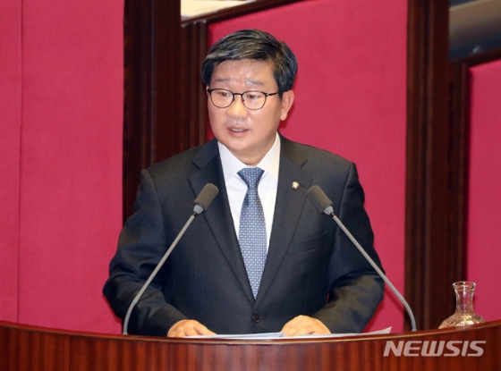【서울=뉴시스】박영태 기자 = 19일 오후 서울 영등포구 여의도 국회 본회의장에서 열린 제367회국회(임시회) 제5차 본회의 대정부 질문에서 전해철 더불어민주당 의원이 이낙연 총리에게 질문하고 있다. 2019.03.19.  since1999@newsis.com