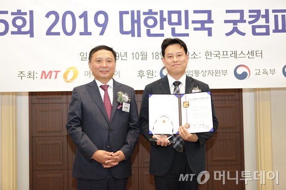 이주상 네이처모빌리티 대표(사진 오른쪽)가 '서비스혁신대상 2년 연속상'을 받고 윤병훈 머니투데이 전무와 기념 촬영을 하고 있다/사진=중기협력팀 오지훈 기자